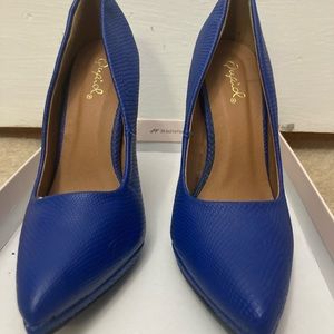 Blue Textured Faux Leather 4” Heels Size 6